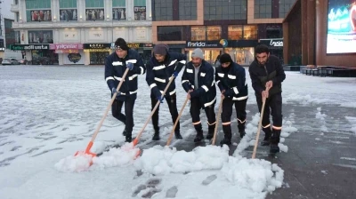 Erzincan&rsquo;da belediye ekipleri karla m&uuml;cadele &ccedil;alışmasını s&uuml;rd&uuml;r&uuml;yor

