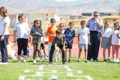 Erzincan&rsquo;da bin &ouml;ğrenci geleneksel oyunlar şenliğinde buluştu
