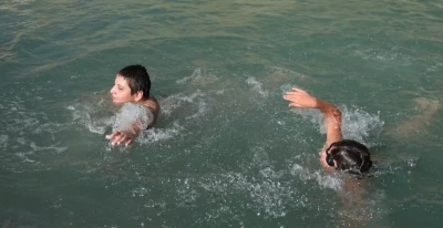Erzincan&rsquo;da &ccedil;ocuklar dere &uuml;zerinde oluşturdukları doğal havuzda serinliyor
