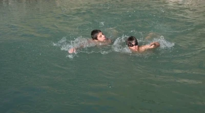 Erzincan’da çocuklar hem serinliyor hem de eğleniyor!
