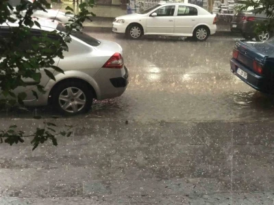 Erzincan&rsquo;da dolu ve heyelan ulaşımı olumsuz etkiledi
