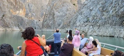 Erzincan’da dünyanın ikinci büyük kanyonunda tekne keyfi yapıp dağ keçilerini izliyorlar
