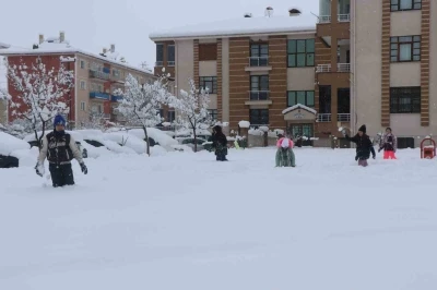 Erzincan&rsquo;da eğitime kar engeli! Okullar 1 g&uuml;n daha tatil
