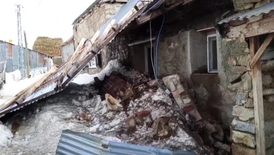 Erzincan&rsquo;da fırtına &ccedil;atıları u&ccedil;urdu
