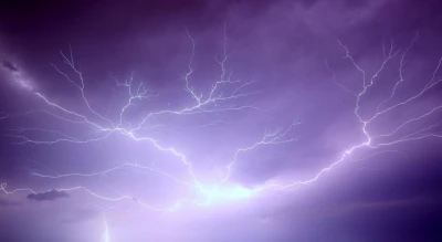 Erzincan’da geceyi aydınlatan şimşek ve yıldırımlar kamerada
