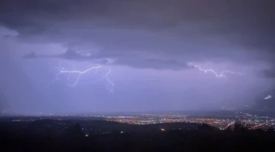Erzincan’da geceyi aydınlatan şimşek ve yıldırımlar kamerada
