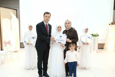 Erzincan&rsquo;da hadis yarışmasında dereceye girenler &ouml;d&uuml;llendirildi
