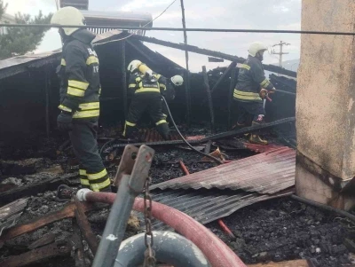 Erzincan’da iki katlı evin çatısı yandı
