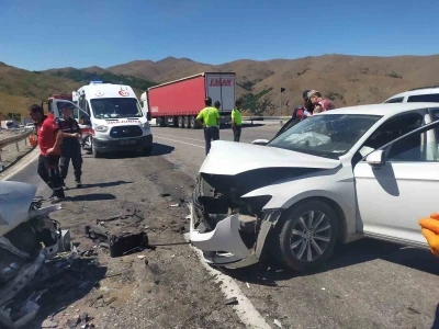 Erzincan’da iki otomobil çarpıştı: 3 kişi ölü, 6 kişi yaralandı
