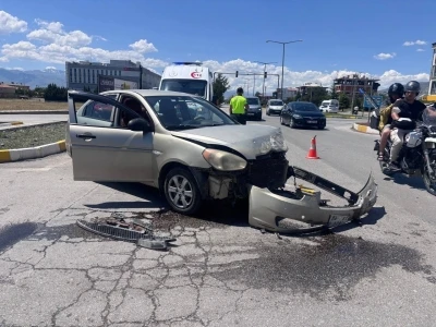 Erzincan&rsquo;da iki otomobil &ccedil;arpıştı: Ara&ccedil;lar hurdaya d&ouml;nd&uuml;
