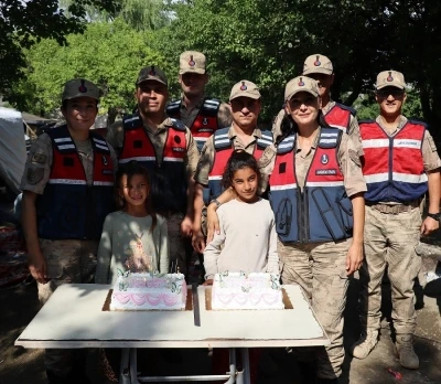 Erzincan’da jandarmadan minik kalplere doğum günü sürprizi
