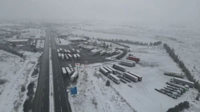 Erzincan&rsquo;da kar etkisini g&ouml;sterdi: Ge&ccedil;itlerde trafik kilitlendi
