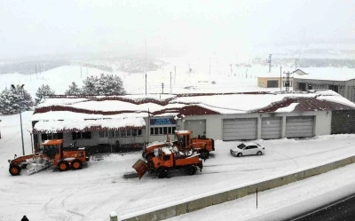 Erzincan&rsquo;da kar ve sis ulaşımı aksattı, iki il&ccedil;ede eğitime ara verildi
