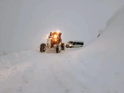 Erzincan&rsquo;da kar ve tipiden 222 k&ouml;y yolu ulaşıma kapandı
