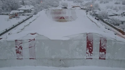 Erzincan&rsquo;da kardan halı sahanın brandası &ccedil;&ouml;kt&uuml;
