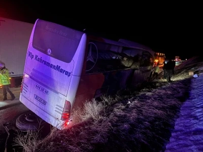 Erzincan&rsquo;da kontrolden &ccedil;ıkan yolcu otob&uuml;s&uuml; bariyerlere &ccedil;arptı
