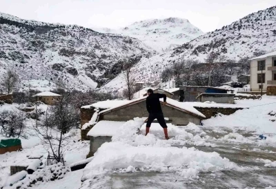 Erzincan&rsquo;da k&ouml;ylerde karla m&uuml;cadele s&uuml;r&uuml;yor

