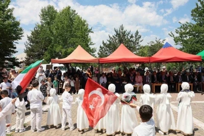 Erzincan&rsquo;da Kur&rsquo;an kursu &ouml;ğrencilerinden yıl sonu şenliği
