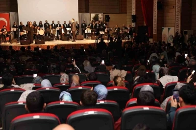 Erzincan&rsquo;da kurtuluşun 108&rsquo;inci yılına &ouml;zel T&uuml;rk halk m&uuml;ziği konseri d&uuml;zenlendi
