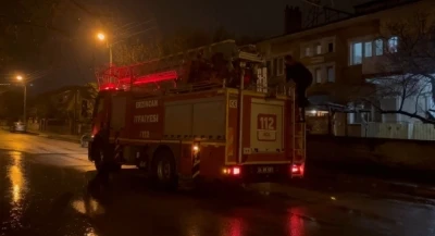Erzincan&rsquo;da mahsur kalan kedi itfaiye ekiplerince kurtarıldı
