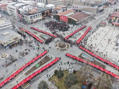 Erzincan&rsquo;da on binlerce kişi &lsquo;İstiklal Bayrakla, İstikbal Maarifle&rsquo; y&uuml;r&uuml;y&uuml;ş&uuml;nde tek y&uuml;rek oldu
