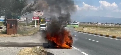 Erzincan&rsquo;da otomobil k&uuml;le d&ouml;nd&uuml;! S&uuml;r&uuml;c&uuml;n&uuml;n sigaralı m&uuml;dahalesi dikkat &ccedil;ekti
