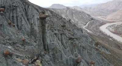 Erzincan&rsquo;da peri bacalarını andıran doğal oluşumlar ilgi g&ouml;r&uuml;yor
