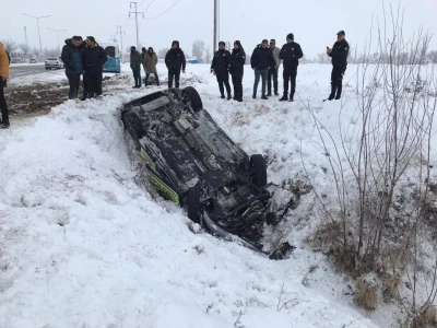 Erzincan&rsquo;da polis aracı şarampole u&ccedil;tu: 2 polis yaralandı
