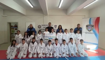 Erzincan’da &quot;Hep Birlikte Aileyiz&quot; Projesi kapsamında öğrencilere tekvando kıyafeti desteği

