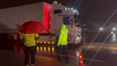Erzincan&rsquo;da sağanak, kar ve sis ulaşımı durdurdu
