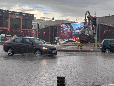 Erzincan&rsquo;da sağanak nedeniyle cadde ve sokaklar su altında kaldı
