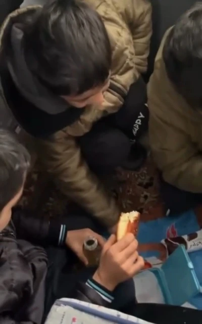 Erzincan&rsquo;da servis kara saplandı, acıkan minik &ouml;ğrenciler beslenme &ccedil;antalarına sarıldı
