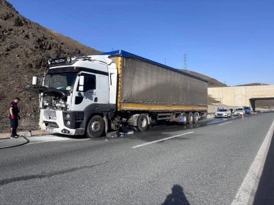 Erzincan&rsquo;da seyir halindeki tırda &ccedil;ıkan yangın s&ouml;nd&uuml;r&uuml;ld&uuml;
