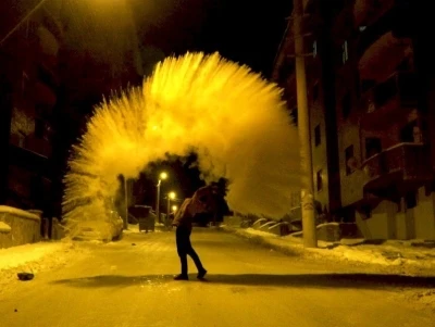 Erzincan&rsquo;da soğuk havada havaya serpilen kaynar su yere d&uuml;şmeden buz oldu
