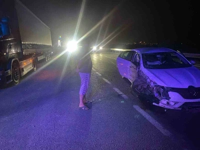 Erzincan&rsquo;da tır ile otomobilin &ccedil;arpıştığı kaza g&uuml;venlik kamerasına yansıdı
