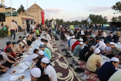 Erzincan&rsquo;da Vakıflardan Terzibaba Sofrasında Ramazan iftarı
