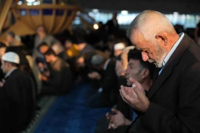 Erzincan&rsquo;da vatandaşlar bayram namazı i&ccedil;in camilere akın etti
