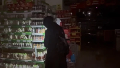 Erzincan’da vatandaşlar marketlerde cep telefonu ışığıyla alışveriş yaptı
