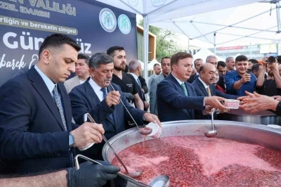 Erzincan&rsquo;da vatandaşlara aşure ikram edildi
