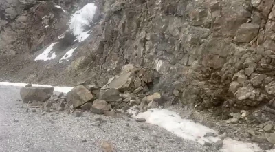 Erzincan&rsquo;daki 4,9&rsquo;luk depremin merkez &uuml;ss&uuml;nden yeni g&ouml;r&uuml;nt&uuml;ler: Kaya par&ccedil;aları yola b&ouml;yle d&uuml;şt&uuml;
