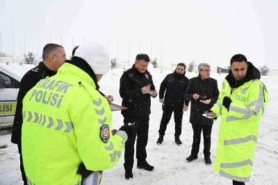 Erzincan Emniyet M&uuml;d&uuml;r&uuml; Baybaba&rsquo;dan kar mesaisindeki personele ziyaret

