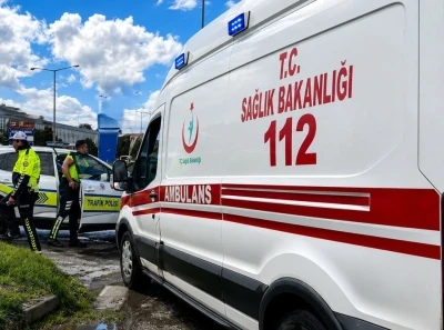 Erzincan-Erzurum karayolunda minib&uuml;s devrildi, 15 kişi yaralandı
