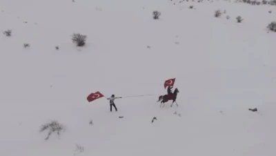 Erzincan&rsquo;ın beyaz &ouml;rt&uuml;s&uuml;nde farklı snowboard deneyimi
