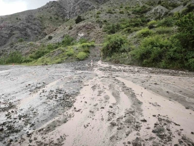 Erzincan-Kemah yolunda heyelan

