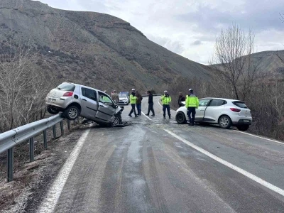 Erzincan-Kemah yolunda iki ara&ccedil; kafa kafaya &ccedil;arpıştı: 4 yaralı
