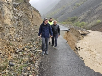 Erzincan Kemaliye&rsquo;de sel hasarı: Yol &ccedil;ift y&ouml;nl&uuml; kapatıldı
