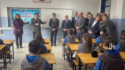 Erzincan Valisi &ouml;ğrencilere Ergan Dağı&rsquo;nda kayak ve k&ouml;fte ekmek s&ouml;z&uuml; verdi
