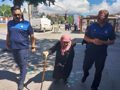 Erzincan zabıtasından g&ouml;n&uuml;lleri ısıtan davranış
