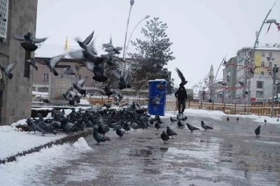 Erzurum&rsquo;a kar geri geliyor
