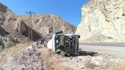 Erzurum-Artvin karayolunda kaza: Beton mikseri devrildi
